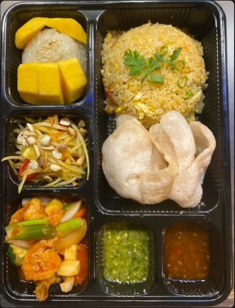 Seafood Meal (4 Portion) (Spring  Roll, Papaya Salad, Shrimp with Chilli Sauce, Steam Rice)