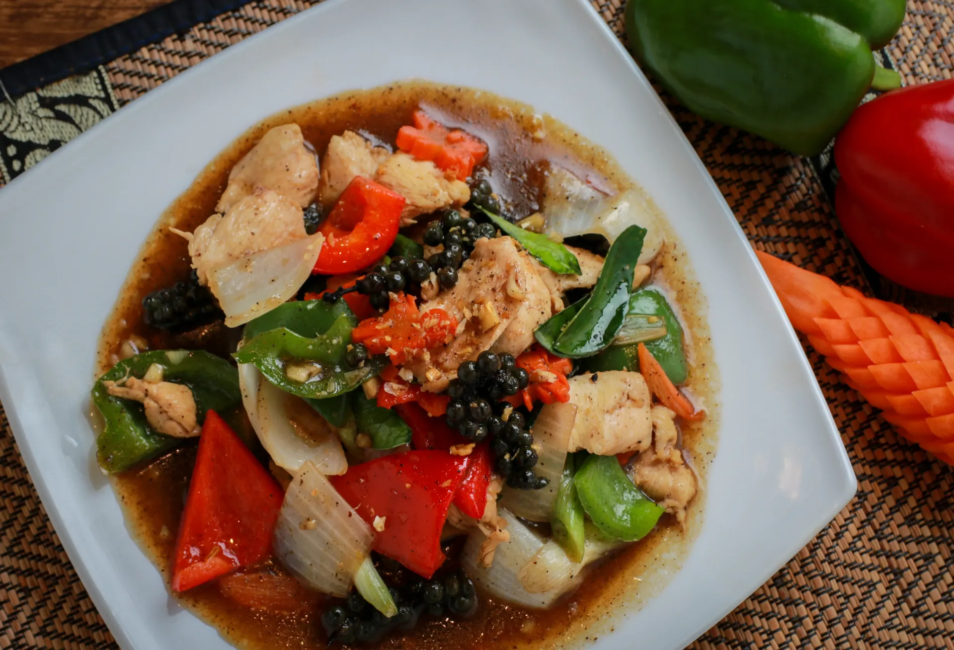 فرايد تشيكن ويذ جارلك اند بلاك بيبر - ไก่ผัดพริกไทยดำ